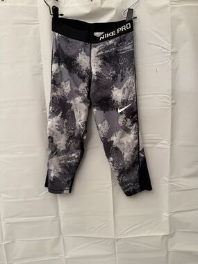 Juniors Nike Pro Size Large Capri Leggings And Nike Black Elite T Shirt YL